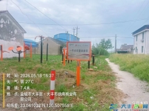 杂草丛中的惠民健身器材 民生惠民工程沦为“摆设工程”
